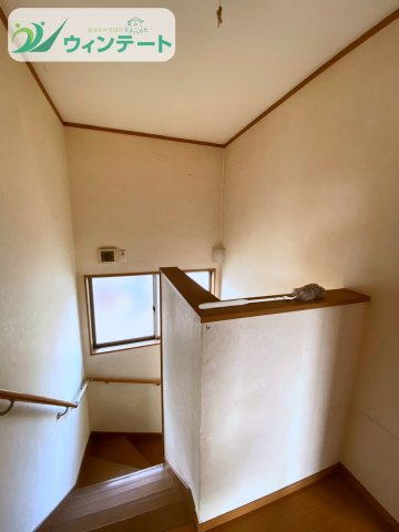 龍ケ崎市直鮒　中古戸建の設備|階段は明るく、上り下りしやすいシンプルなつくりです。ぜひ現地で実際の雰囲気をご覧ください。
