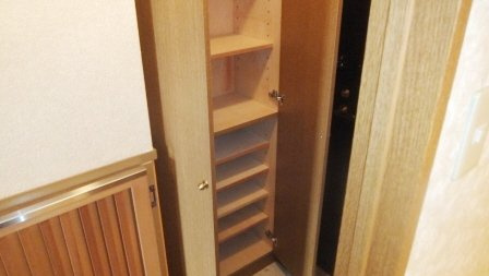 コンフォール上山の玄関|玄関飛出し防止ゲート付き♪