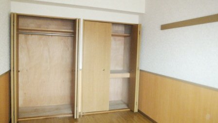 コンフォール上山の居間・リビング|北側の洋室にも収納！