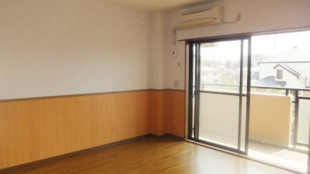 コンフォール上山の居間・リビング|リビングにエアコン設置済み♪