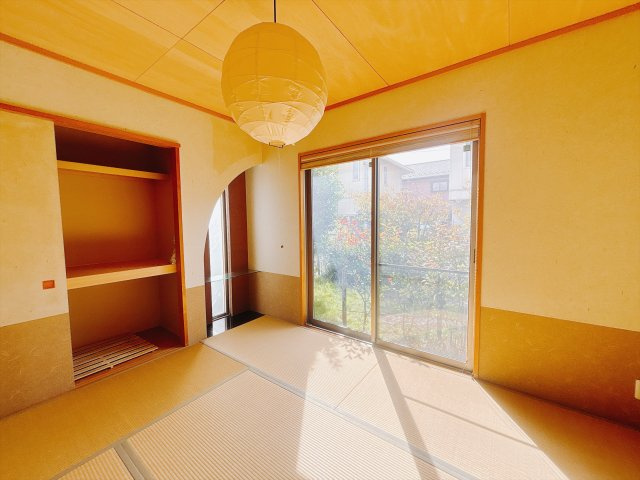 【中古戸建】伊勢崎市南千木町の和室|■1階和室｜和室を書斎にしたり、冬にはコタツを敷いて家族みんなで年越しをするのもいいですね。家族みんなのお気に入りの空間になります♪