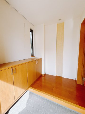 【中古戸建】伊勢崎市南千木町の玄関|■玄関｜毎日の「いってらっしゃい」や「お帰りなさい」を大切なご家族と過ごす玄関は〈使いやすさ〉を追求しております。玄関横の物入は急な来客時でもさっとお片付けできるスペースを確保しています。