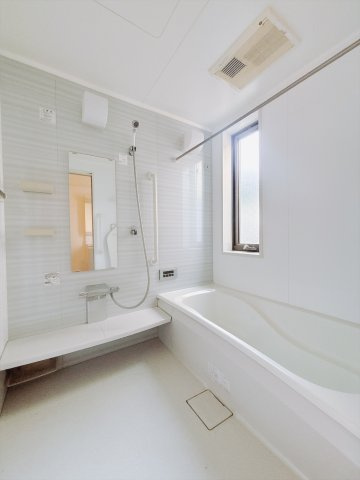 【中古戸建】伊勢崎市南千木町の浴室|■浴室｜ゆったり足を伸ばせるサイズの浴室(*＾＾*)　夜間のお洗濯や、雨の日のお洗濯に大活躍の浴室暖房乾燥機付き！お子さまとの入浴の際に嬉しいエコベンチ浴槽付きです♪