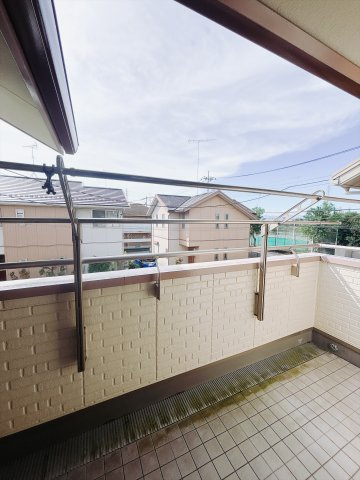 【中古戸建】伊勢崎市南千木町のバルコニー|■バルコニー｜共働きのご家庭に嬉しい屋根付きバルコニー！急に雨が降ってきても安心です♪