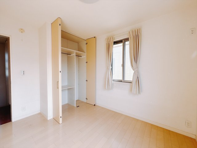 【中古戸建】伊勢崎市南千木町の洋室|■2階洋室｜2階各居室には収納をご用意しています♪常にお部屋を綺麗に保てます！小さなお子様も自然とお片付けができるようになるのでうれしいですよね！