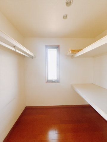 【中古戸建】伊勢崎市南千木町の収納|■WIC｜主寝室には夢のウォークインがございます♪お洋服やバッグだけでなく、増えていくお洋服やご家族での思い出の品もしっかりと収納します( ＾＾ )