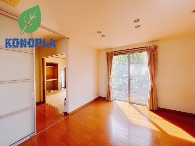 【中古戸建】伊勢崎市南千木町の居間・リビング|■リビング｜落ち着きのある表情を見せるリビングダイニング。太陽の光がたっぷり差し込むリビングは、自然とご家族が集まる居心地の良い空間です。