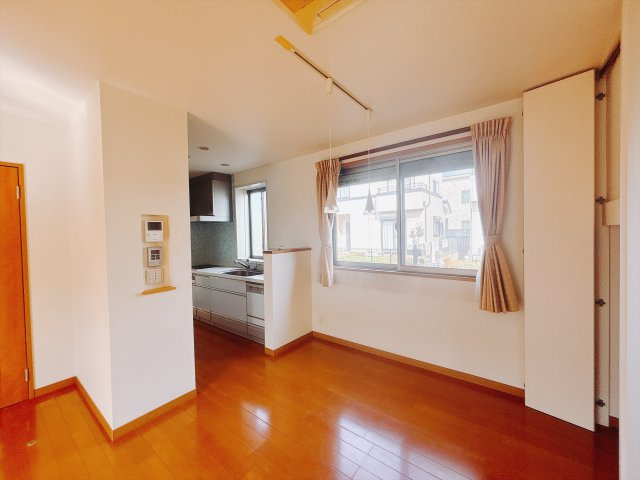 【中古戸建】伊勢崎市南千木町の居間・リビング|■リビング｜家族でゆったりくつろげる、居心地の良いリビング♪賃貸と違って、テレビや音楽の音を気にしなくて良いことが嬉しいですね(*＾＾*)
