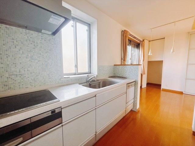 【中古戸建】伊勢崎市南千木町のキッチン|■キッチン｜全スライド式収納キッチン♪お皿や鍋の出し入れもラクラクです（＾＾）！