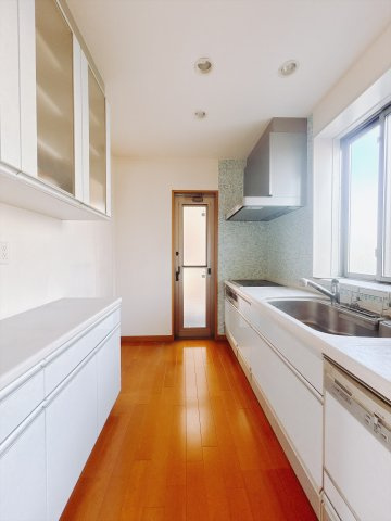 【中古戸建】伊勢崎市南千木町のキッチン|■キッチン｜ワークトップの幅が広く、お子様といっしょにお料理をつくったり、ちょっとしたパーティーも楽しめます。フラットなのでお掃除がしやすいのもポイントです♪
