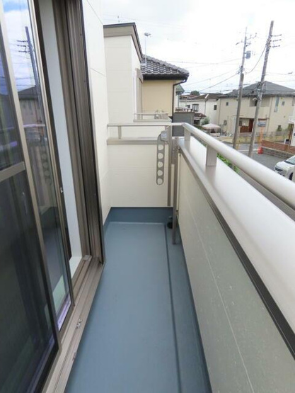 【バルコニー】 | 南向きバルコニーで日当たり良好。