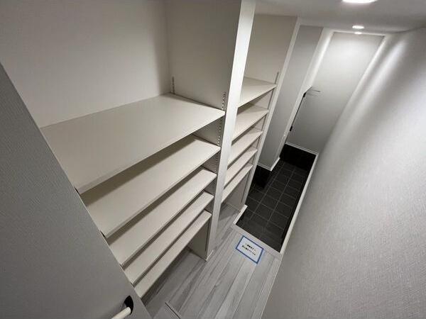 WORKINGBASE伊丹WESTの玄関