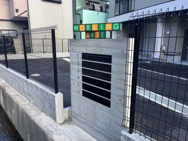 WORKINGBASE伊丹WESTのエントランス
