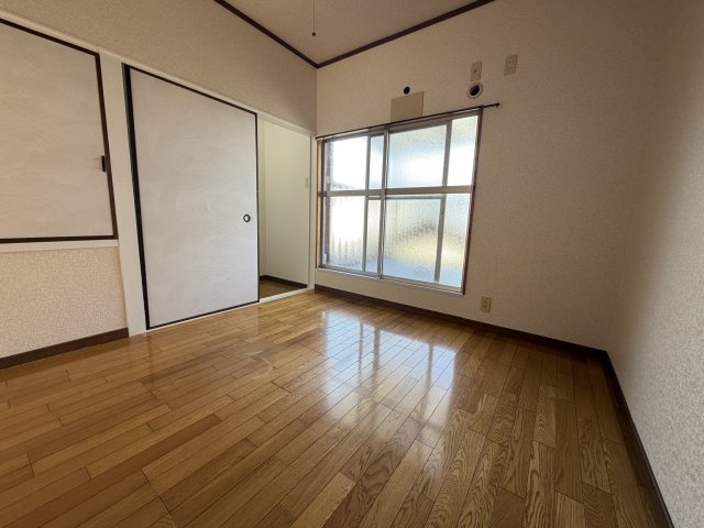 尼崎市三反田町２丁目のテラスの洋室