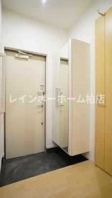 特典：仲介手数料が50％OFFです‼の玄関|明るい玄関です