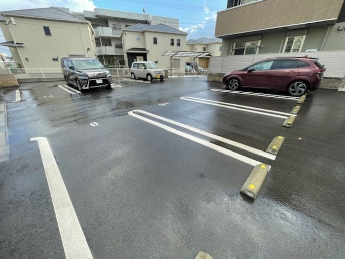KURASU+の駐車場