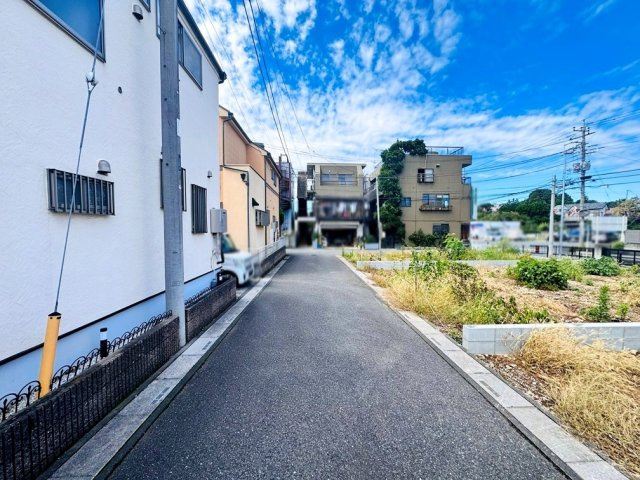【前面道路含む現地写真】 | 和光市下新倉4丁目　新築分譲住宅　全4棟（成増店） | 全棟、たっぷり収納のウォークインクローゼットを採用。大容量の収納スペースで室内を広々と保ち、お部屋全体の美しい暮らしを支えます。