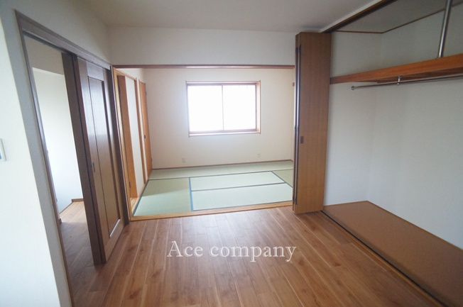 【居間・リビング】 | 東大阪市吉田5丁目 | 【DK：8帖】クロス貼替え、床フロアタイル・CF張替え、水廻り設備一新、ハウスクリーニング済みです☆