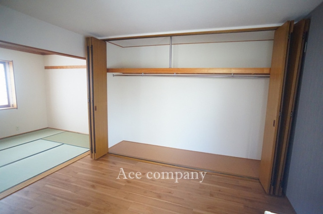 【居間・リビング】 | 東大阪市吉田5丁目 | 【DK：8帖】ダイニングに大容量のクローゼット完備です！