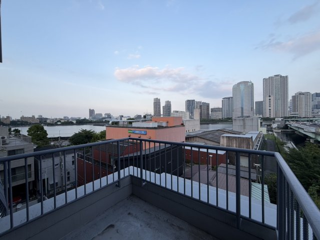 シェトワ佃の展望|開放感あふれるリバービューと都心の街並みを一望。時間帯によって移り変わる景色が、毎日の暮らしを特別なものにしてくれます。写真では伝えきれないこの眺望を、ぜひ現地でご体感ください。