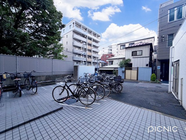 シェトワ佃の駐輪場|きれいに整備された駐輪場。共用部まで丁寧に管理されており、日々の暮らしの快適さを感じられます。管理体制の良さが伝わるマンションです。