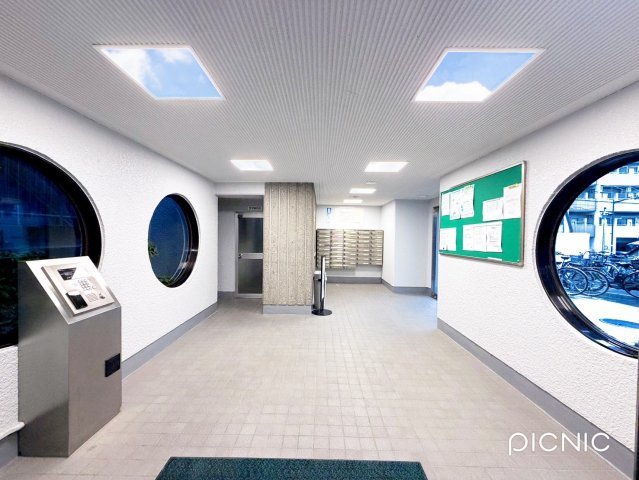 シェトワ佃のその他|ホテルライクな雰囲気を感じる広々としたエントランス。オートロックを採用し、防犯性と快適性を兼ね備えた住まいです。