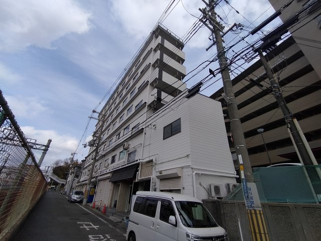 吹田市千里山月が丘の店舗事務所の外観