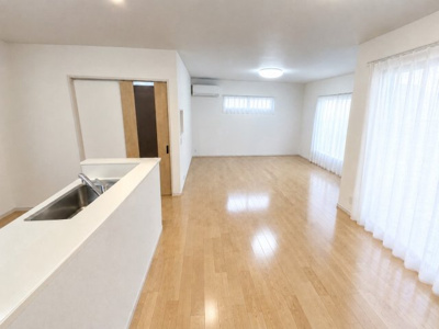 【居間・リビング】 | 安芸郡海田町成本　戸建 | 3LDK+Sで広々空間　LDKは16帖超え。
※CG で家具消し加工済み。現況優先。