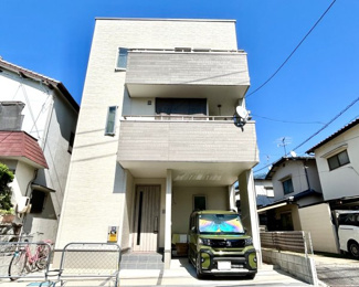 【外観】 | 安芸郡海田町成本　戸建 | 海田町の平地に位置する令和6年新築の築浅戸建
「成本」バス停歩1分／JR「海田市」駅徒歩16分