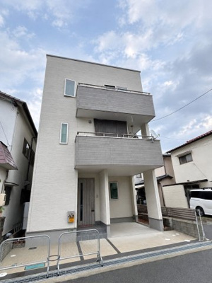 【外観】 | 安芸郡海田町成本　戸建 | 海田町の平地に位置する令和6年新築の築浅戸建
「成本」バス停歩1分／JR「海田市」駅徒歩16分
