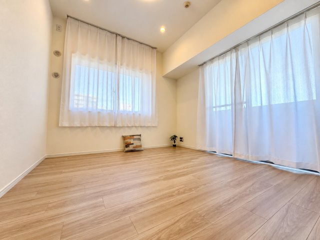 ローヤルシティ船堀松江の洋室|二面から光を取り込む明るい洋室。ゆとりある広さで、主寝室としても心地よく使える空間です。