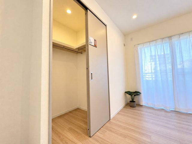 ローヤルシティ船堀松江の収納|洋室に備えたWICは収納力もしっかり確保。衣類や荷物をまとめ、居室を美しく保てます。