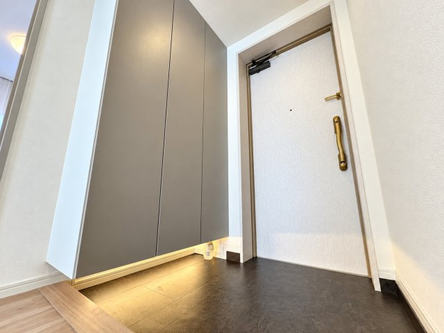 ローヤルシティ船堀松江の玄関|間接照明が足元をやさしく照らす、上品な玄関スペース。住まいの第一印象にもこだわった空間です。