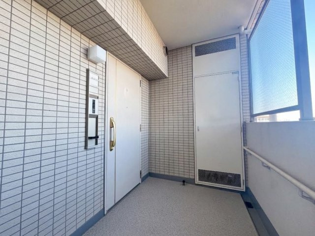 ローヤルシティ船堀松江のその他共用部分|すっきりと整えられた共用廊下。落ち着きのある設えが、住戸までのアプローチを演出します。