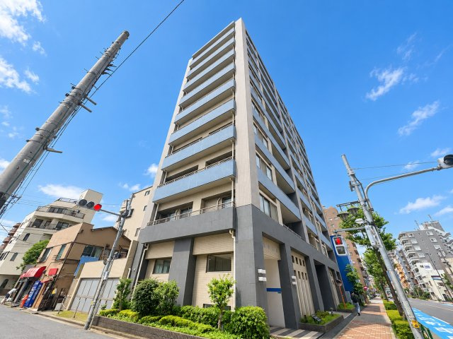 ローヤルシティ船堀松江の外観|空へ伸びるシャープなフォルムが印象的。街並みに映える、スタイリッシュなレジデンスです。