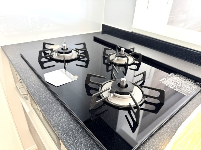 ローヤルシティ船堀松江のキッチン|美しいガラストップ仕様の3口コンロ。お手入れしやすく、複数調理もスムーズにこなせます。