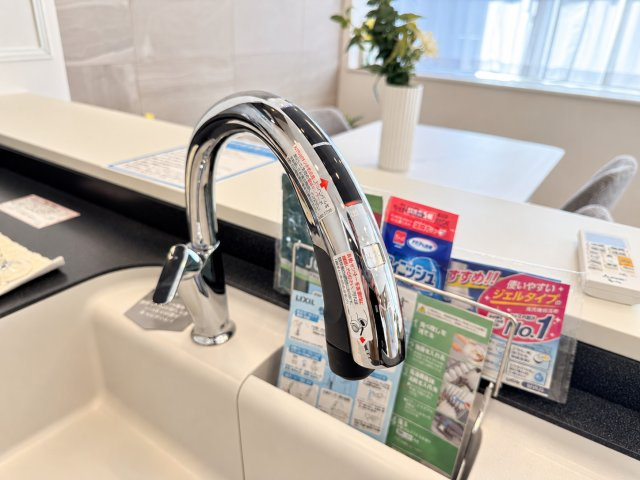 ローヤルシティ船堀松江のキッチン|スタイリッシュな水栓が映えるキッチン。使いやすさにも配慮され、毎日の家事を快適に支えます。