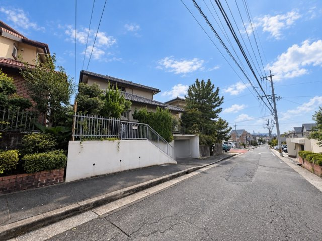 名東区高針台三丁目土地の前面道路含む現地写真|前面道路は幅約8.0mの公道。車の出し入れもしやすく見通しも良好です。