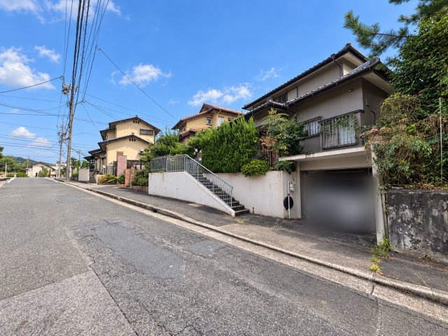 名東区高針台三丁目土地の前面道路含む現地写真|北西側からの現地。古家あり（現況渡し）、引渡条件はご相談ください。