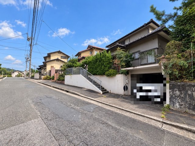 名東区高針台三丁目土地の前面道路含む現地写真|北西側からの現地。古家あり（現況渡し）、引渡条件はご相談ください。