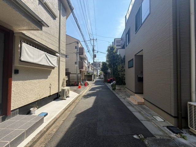 文京区千駄木　築浅中古戸建の前面道路含む現地写真