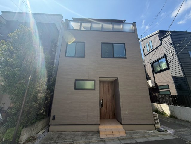 文京区千駄木　築浅中古戸建の前面道路含む現地写真