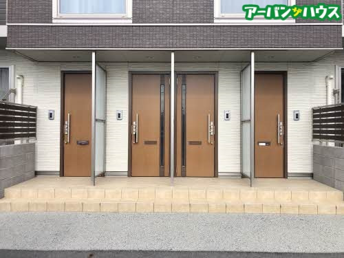 リズ老松 B棟のエントランス