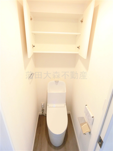 RJRプレシア千鳥のトイレ|吊戸棚と温水洗浄便座付きのトイレ