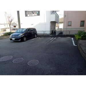 サニー南山の駐車場