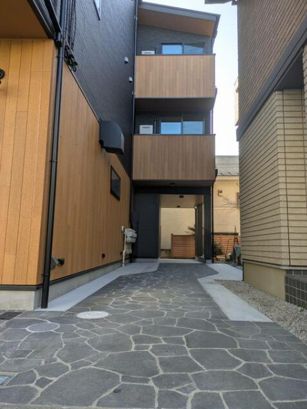 府中市武蔵台２丁目のアパートのエントランス