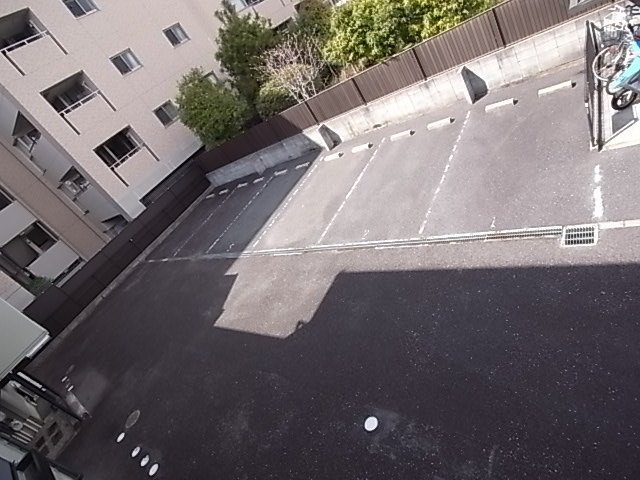 西宮市二見町のアパートの駐車場