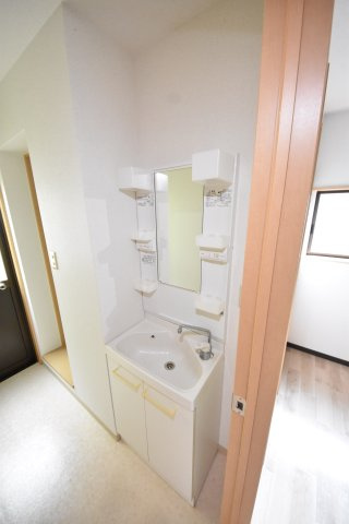 神戸市中央区熊内町９丁目のアパートの洗面所