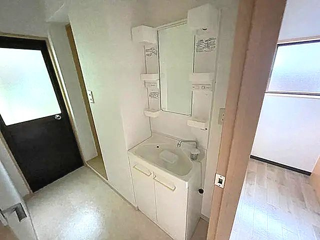 神戸市中央区熊内町９丁目のアパートの洗面所