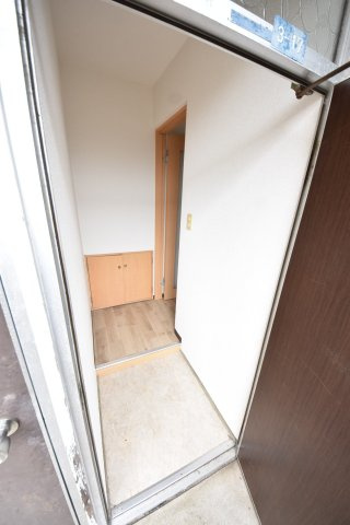 神戸市中央区熊内町９丁目のアパートの玄関